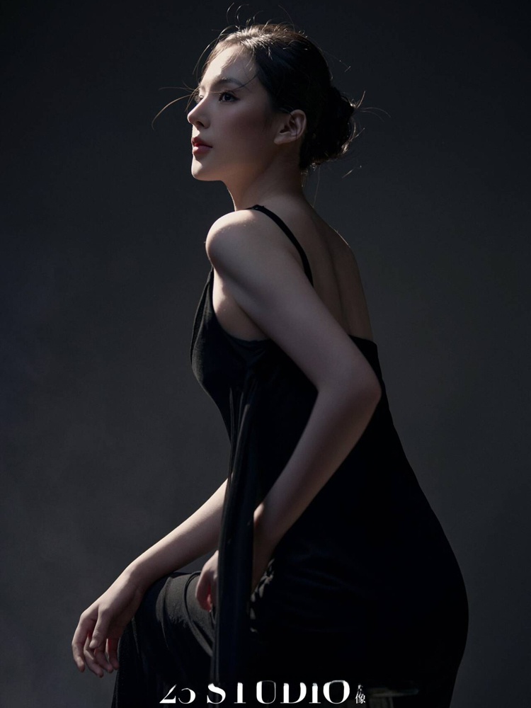 Nova Coleção 2026: Roupas de F - Lighting In Photography Studio avaliação e preço